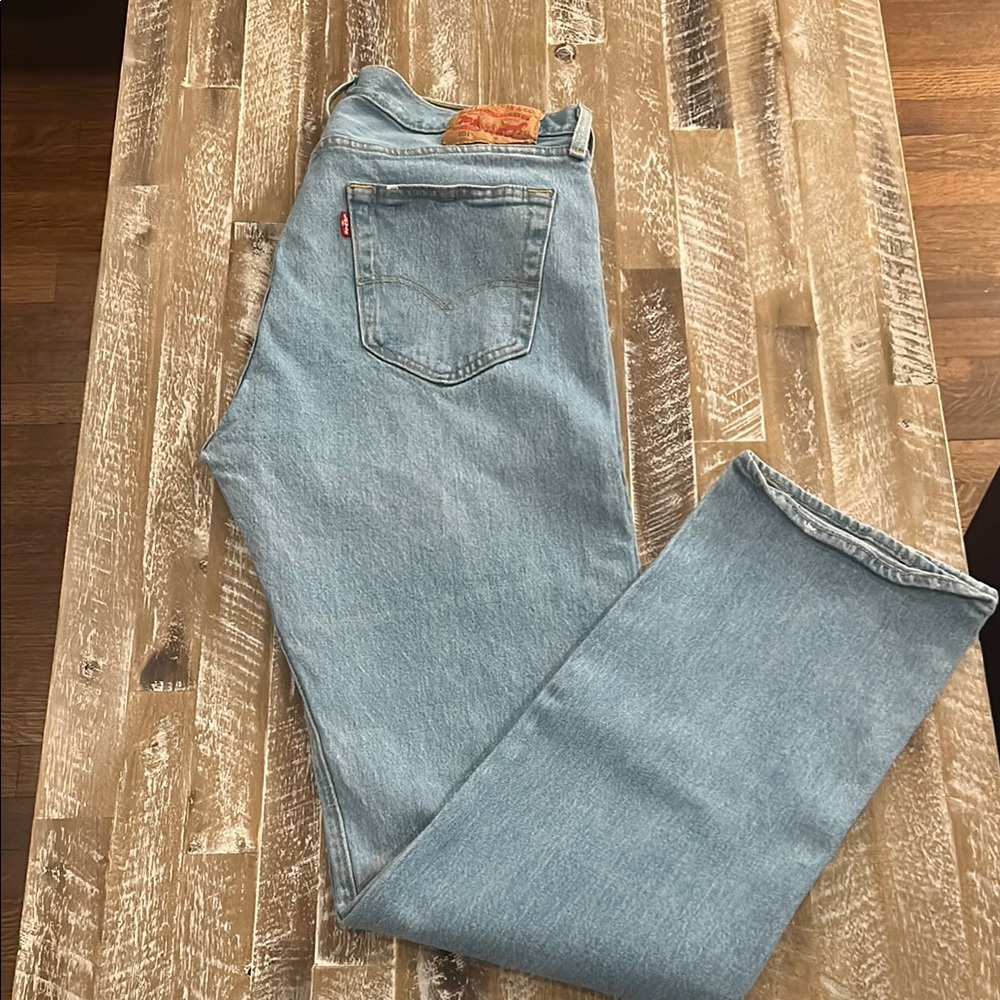 Light Blue Levi’s straight leg Jeans